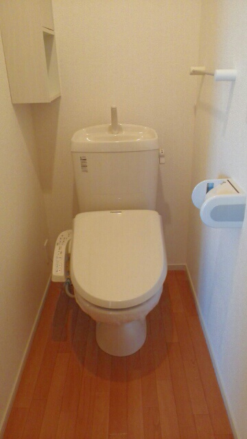 トイレ　トイレはシャワー付き洗浄便座で快適です
