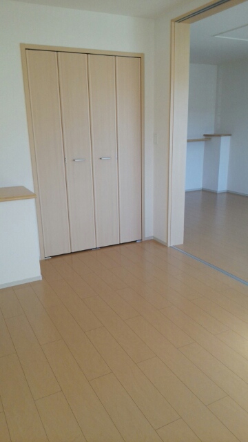 居室・リビング　フローリングや建具が落ち着いた色合いでオシャレ