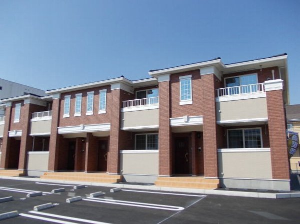 建物外観　前面駐車場で日当たり確保！明るいお部屋気持ちがいいですね☆