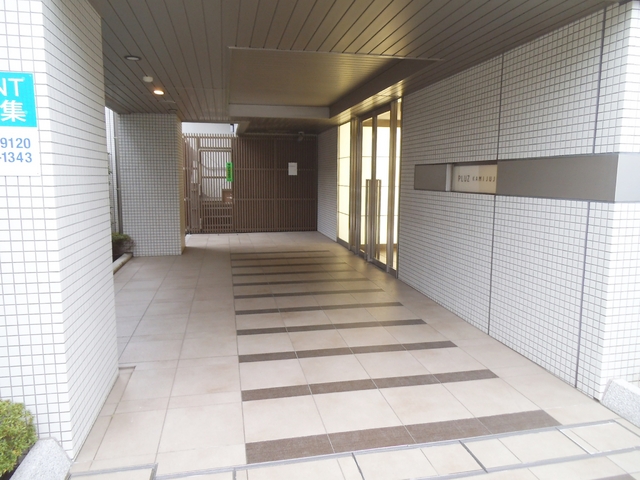 エントランス　エントランスも広く落ち着いた印象です！