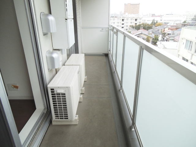 バルコニー　バルコニーは2つの部屋から出入りができる広い造りです！