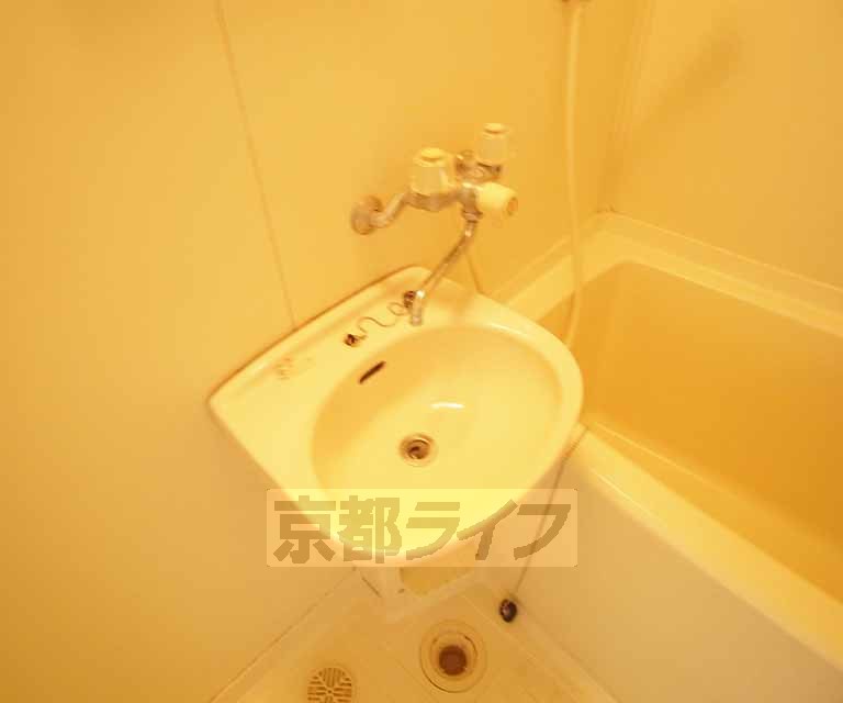 洗面設備　６帖の１Ｋタイプの写真です　参考写真としてごらんください