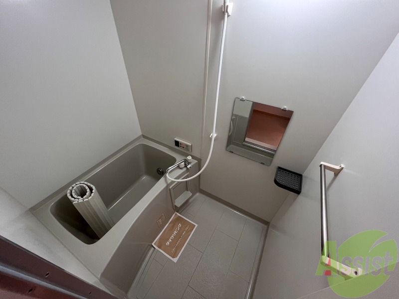 バス・シャワールーム　こちらはお風呂。一日の疲れをここで癒してください。