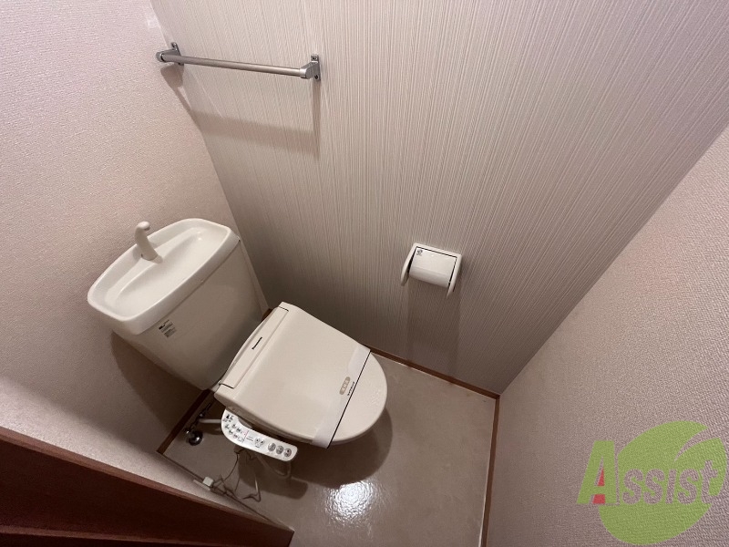 トイレ　ウォシュレット機能がついているので安心ですね。