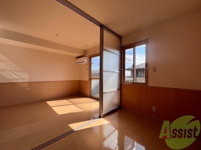 その他部屋・スペース　寝室には窓があるので、朝の目覚めが良さそうです。