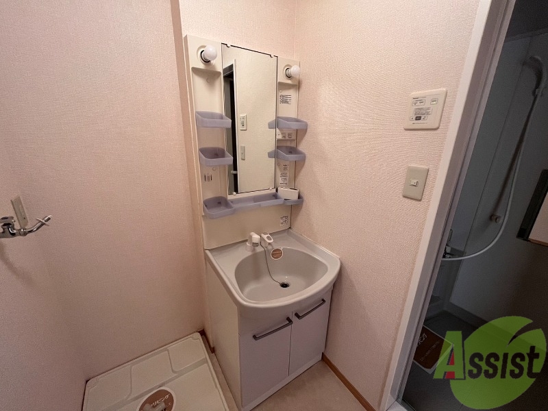 洗面設備　独立洗面台。朝の身支度はここでばっちり決めましょう。