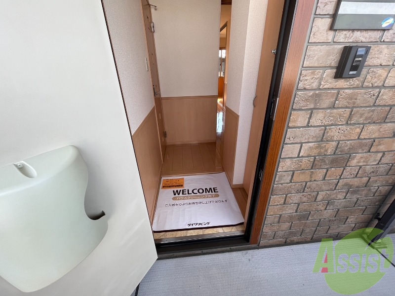 玄関　外から玄関を撮影してみました。広いリビングに繋がっています。