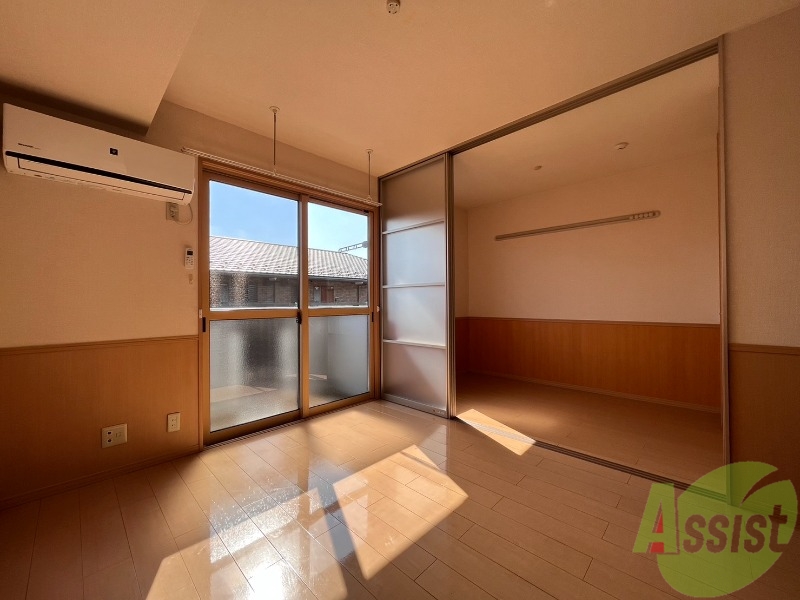 居室・リビング　じです。窓が大きくて良く陽が入ってきます。