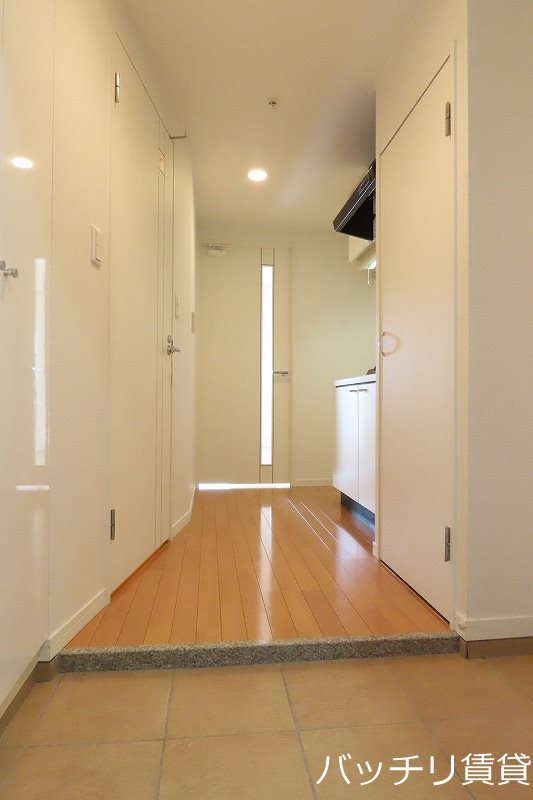 玄関　画像は同型イメージの為、現況を優先いたします。