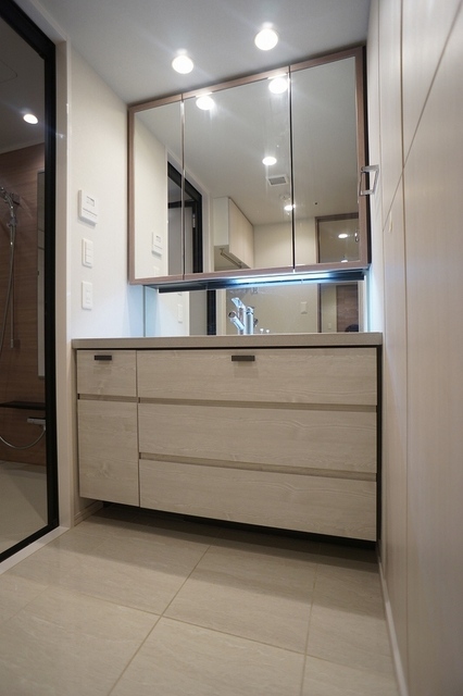 洗面設備　三面鏡タイプの洗面台※前回募集時の写真です