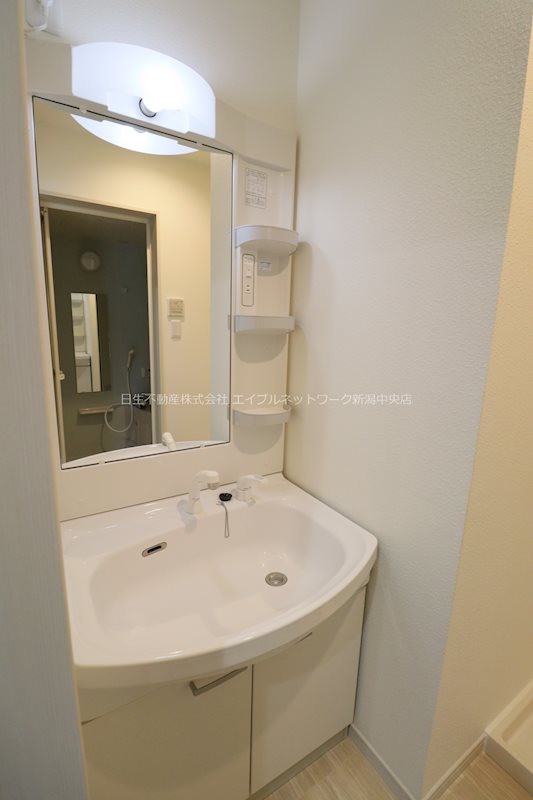 洗面設備　シャワー付き洗面台