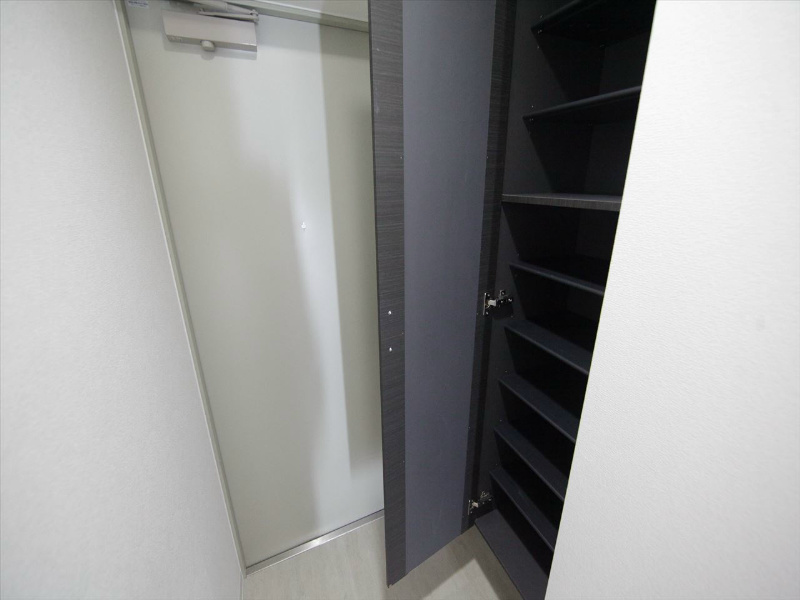 玄関　玄関　シューズボックス付（収納充実してます）