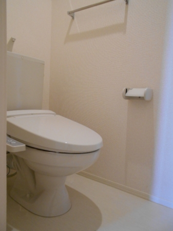 トイレ　落ち着いた色調のトイレです