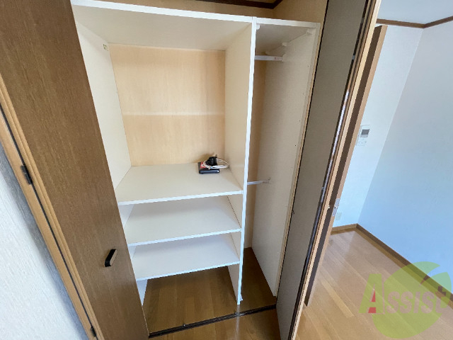 収納　棚も設置されており、収納しやすいクローゼット！