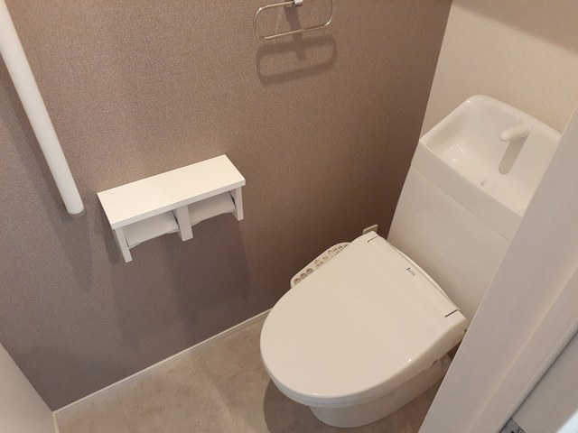 トイレ　同型逆転タイプ