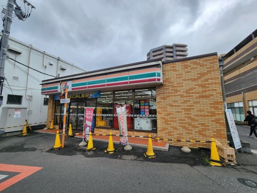 コンビニ　セブンイレブン 狭山ヶ丘駅西口店（コンビニ）まで220m