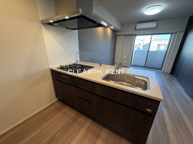 キッチン　3口ガスコンロ/シンクが大きく使いやすい設計