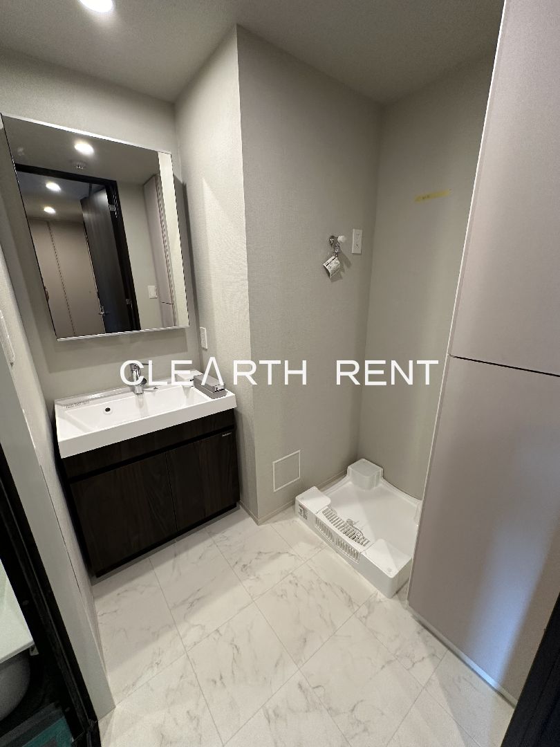 洗面設備　スタイリッシュな独立洗面化粧台/鏡裏収納あり