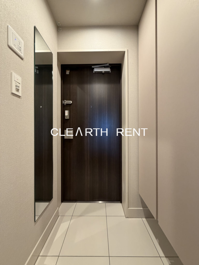 玄関　タイル張りの玄関/姿見ミラー付き