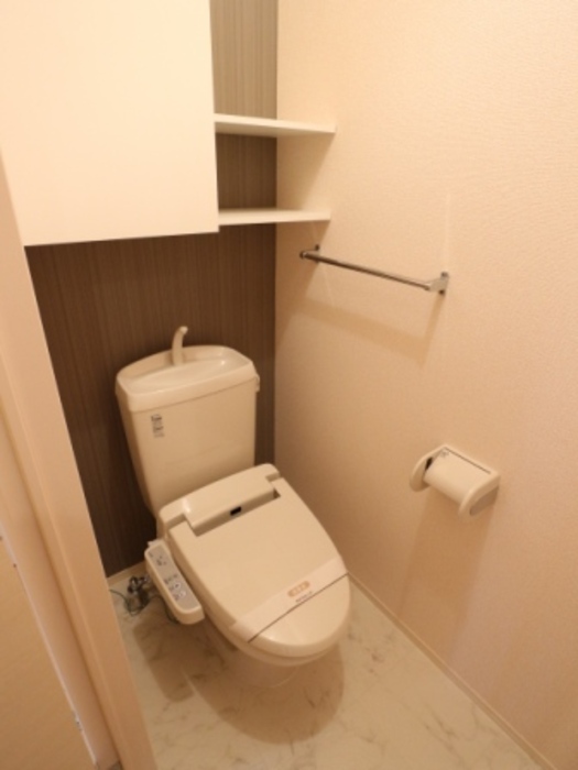 トイレ　落ち着いた色調のトイレです