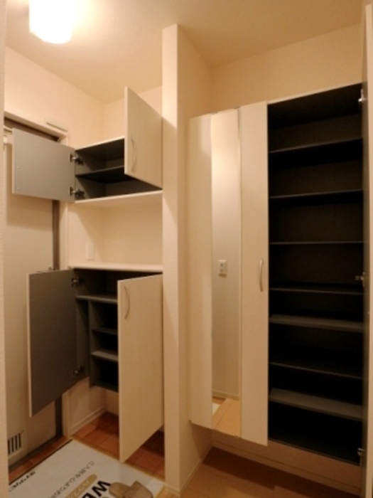 玄関　収納もある玄関です