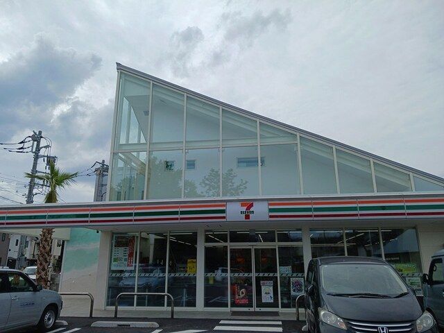 コンビニ　セブンイレブン（コンビニ）まで393m