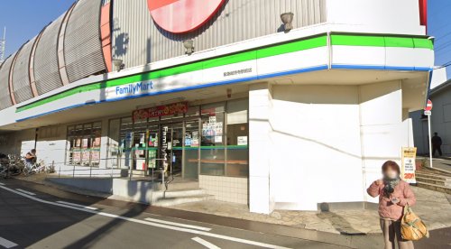 コンビニ　ファミリーマート 阪急総持寺駅前店（コンビニ）まで93m