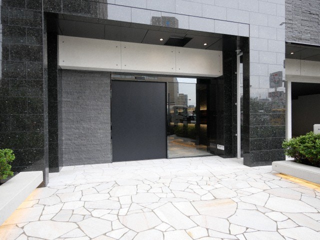 エントランス　落ち着いたエントランスです