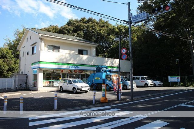 コンビニ　ファミリーマート（コンビニ）まで300m