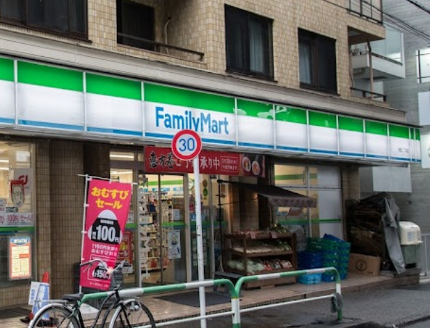 コンビニ　ファミリーマート 用賀二丁目店（コンビニ）まで12m