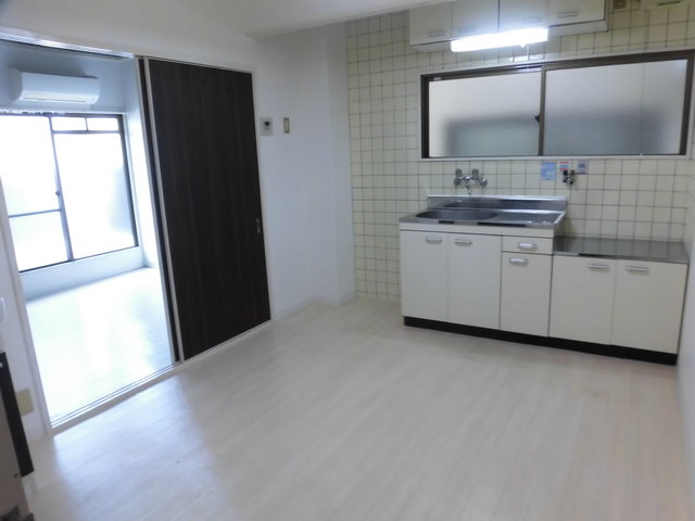 居室・リビング　白基調としたシンプルなデザインのお部屋です
