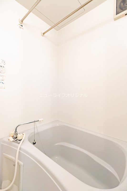バス・シャワールーム　洗濯物を干したり便利に使えるランドリーパイプがあります♪