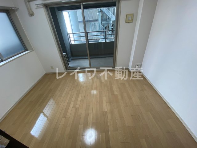 居室・リビング　落ち着いた色調の洋室です