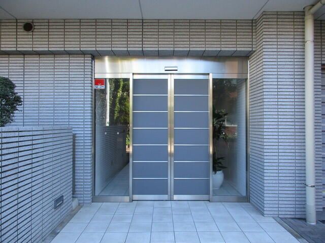 エントランス　落ち着いたエントランスです