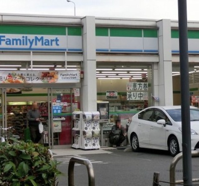コンビニ　ファミリーマート港南四丁目店（コンビニ）まで519m