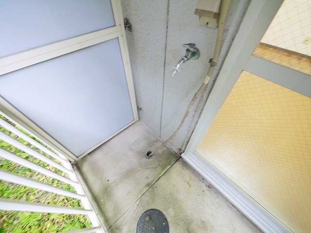 その他設備　バルコニーに洗濯機置き場がございます。
