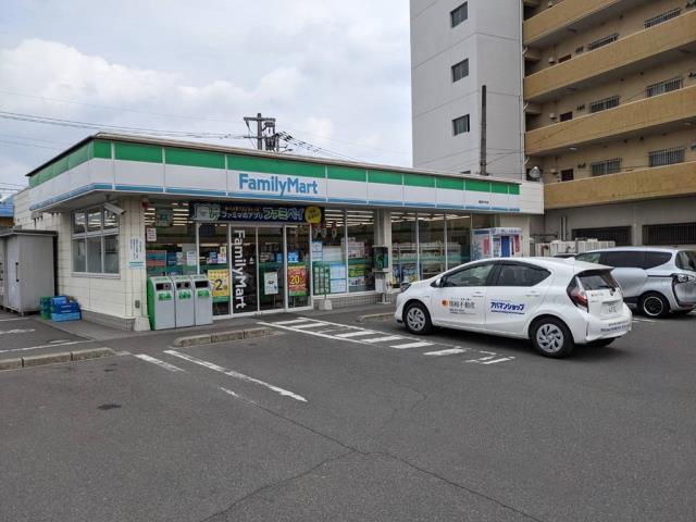 コンビニ　ファミリーマート（コンビニ）まで801m
