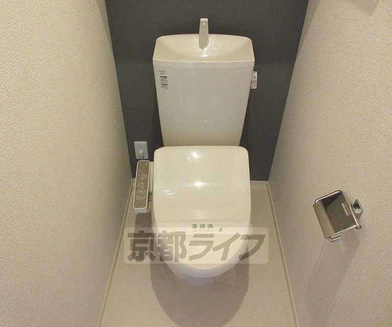 トイレ　ウォシュレット付き。