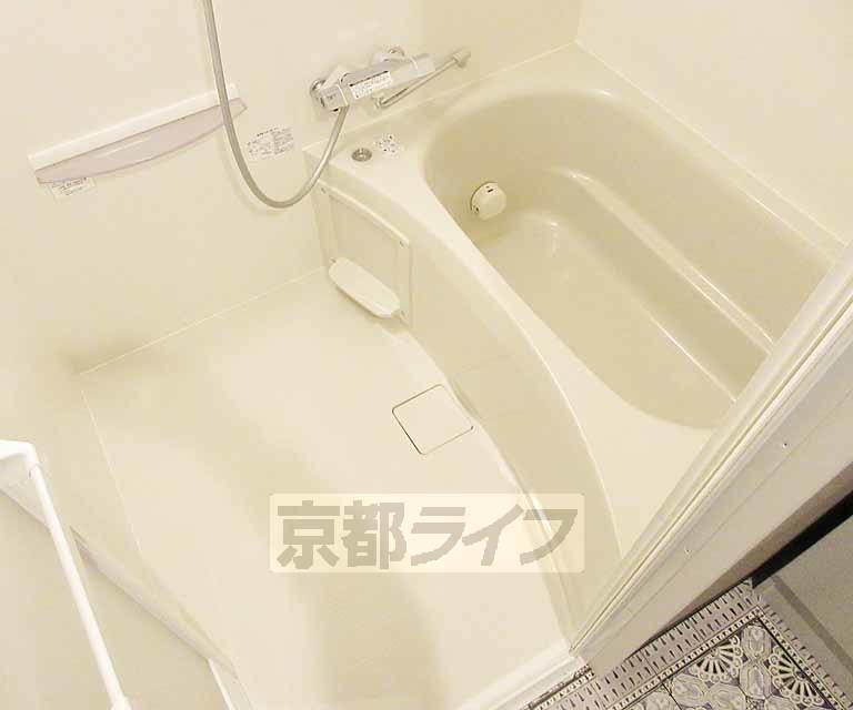 バス・シャワールーム　ゆったりとしたバスルームです。