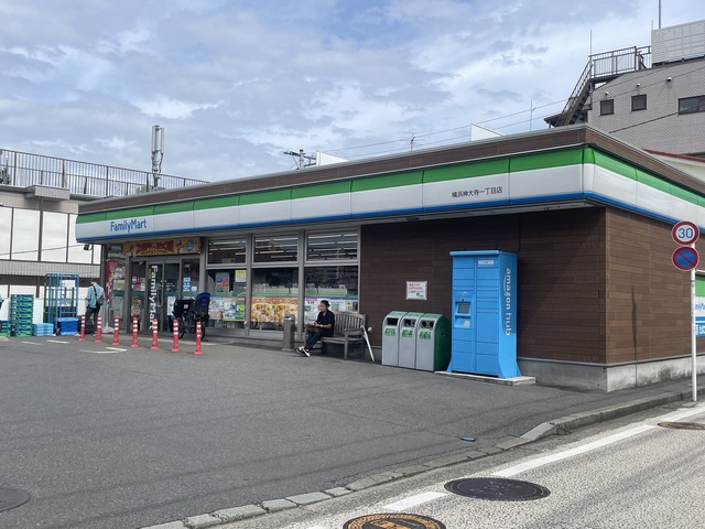 コンビニ　ファミリーマート横浜神大寺一丁目店（コンビニ）まで373m