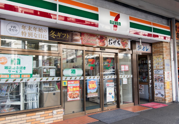 コンビニ　セブンイレブン 横須賀追浜駅前店（コンビニ）まで936m