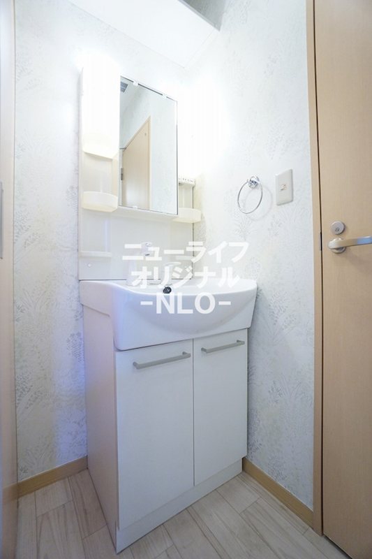 洗面設備　シャワー付き洗面台で朝の支度も楽にできます☆