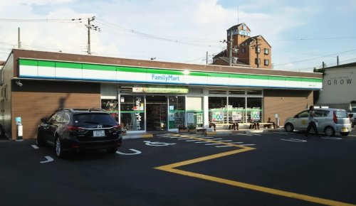 コンビニ　ファミリーマート 岸里東二丁目店（コンビニ）まで374m