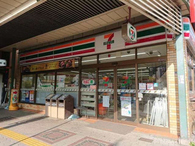 コンビニ　セブンイレブン（コンビニ）まで559m