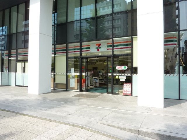 コンビニ　セブンイレブン（コンビニ）まで318m