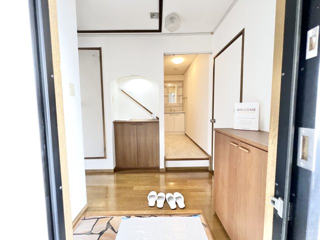 玄関　※別部屋参考写真