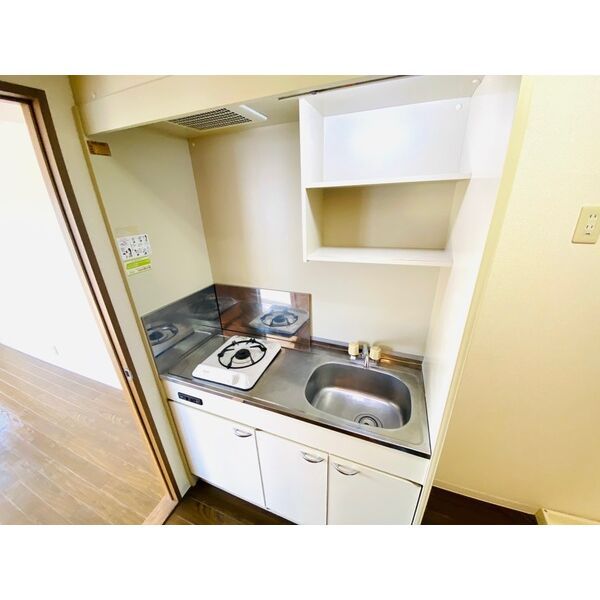 キッチン　室内写真は別部屋の写真です。
