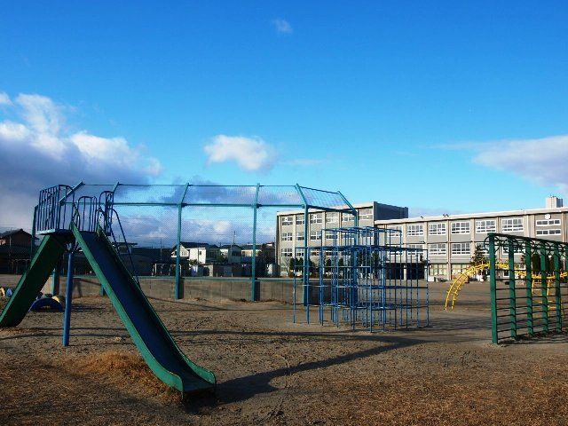 小学校　四日市市立常磐小学校（小学校）まで575m