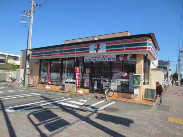 コンビニ　セブンイレブン（コンビニ）まで240m