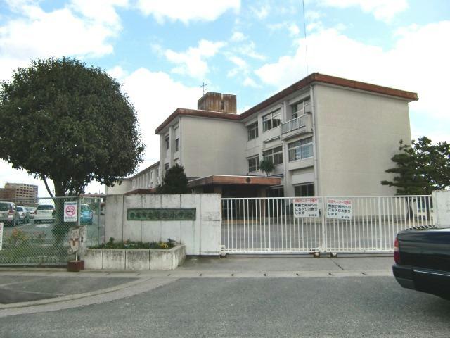 小学校　鈴鹿市立明生小学校（小学校）まで711m